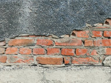 Beton duvardaki alçı betonun altında işleniyor.