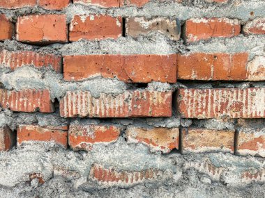 Beton duvardaki alçı betonun altında işleniyor.
