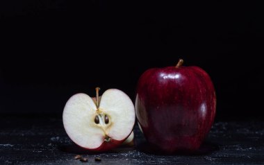 Siyah arkaplanda kırmızı elmalar