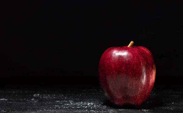 Vörös alma fekete háttér — Stock Fotó
