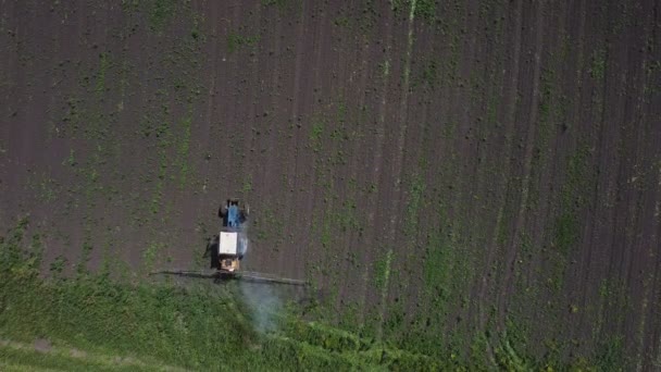Técnica rural lida com campo de pragas — Vídeo de Stock