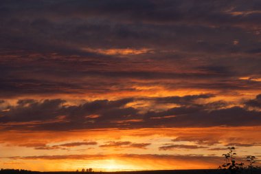 Gün batımı gökyüzü bulutları. Gün batımında gökyüzü bulutları.
