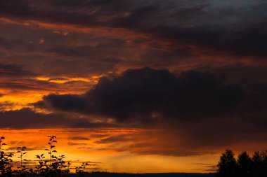 Gün batımı gökyüzü bulutları. Gün batımında gökyüzü bulutları.