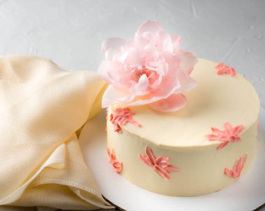 Krem peynirle kaplı mantarlı kek.