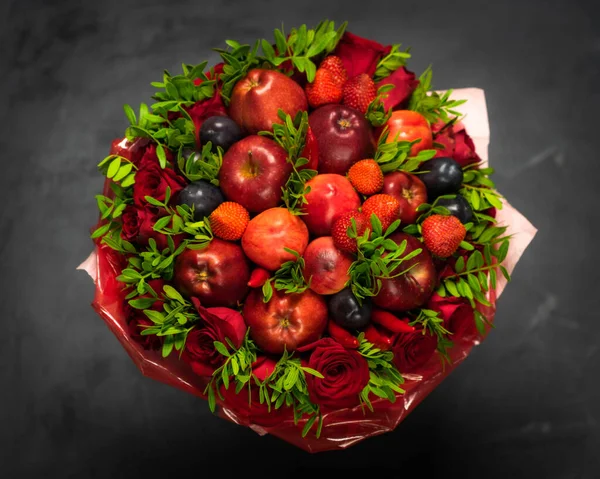 붉은 사과로 만든 과일 꽃다발 — 스톡 사진
