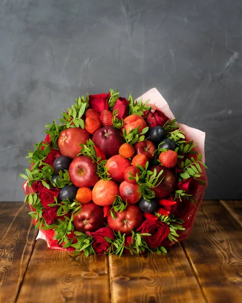 붉은 사과로 만든 과일 꽃다발 — 스톡 사진