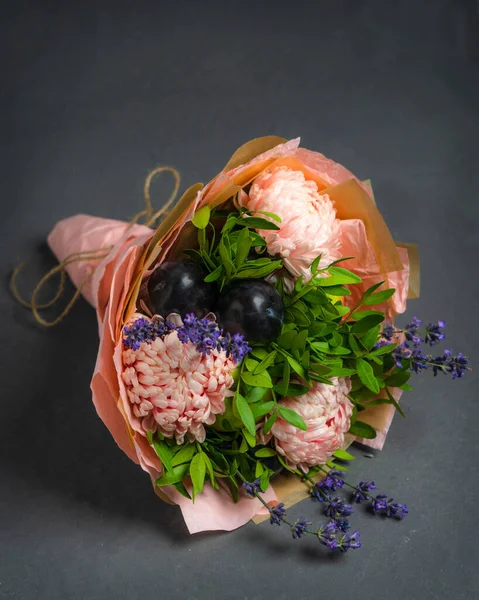 Rosafarbener Strauß aus Pflaume, Astra Pistazien und Lavendel — Stockfoto