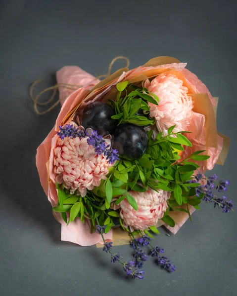 Różowy bukiet śliwki i Astra pistacje i lawendy — Zdjęcie stockowe