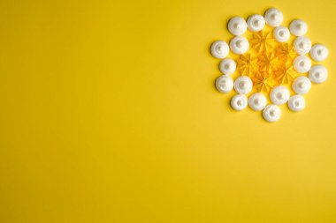 Sarı arkaplanda sufle