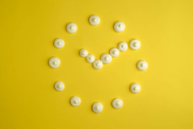 Sarı arkaplanda sufle