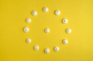 Sarı arkaplanda sufle