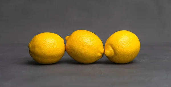 Sárga citrom sötét szürke háttér — Stock Fotó