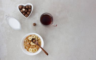 Krep taneli, fındıklı, fındıklı ve sütlü kahvaltı çayı..