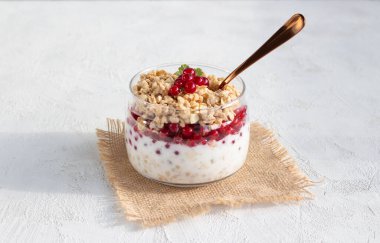 Frenk üzümlü granola ve cam kavanozda yoğurt. Spor kahvaltısı..