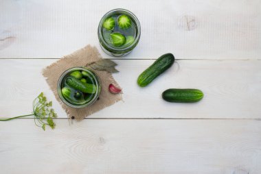 Düz yatıyordu. Sarımsak, sarımsak ve defne yapraklı salatalık turşusu. Boşluğu kopyala.