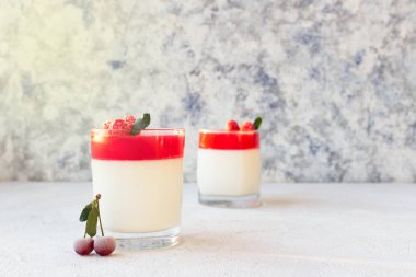 İki bardak yaz meyvesi ve kremalı pannacotta tatlısı..