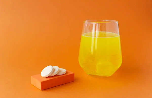 과다복용 비타민, 주황색 배경의 수용성 알약. — 스톡 사진