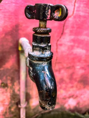 Hindistan 'da eski ve paslı olan musluk.