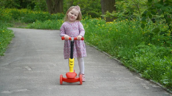 Scooter'lı bebek. Scooter'lı küçük kız. Taç Komik küçük kız.