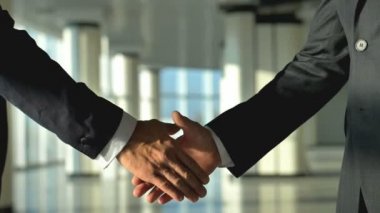 Ofisteki iki işadamı tokalaşıyor. yavaş çekim