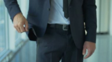 İş adamı boş eli veriyor. yavaş çekim