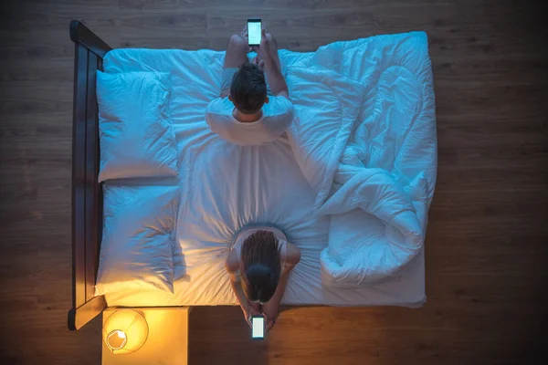 Hombre Mujer Sostienen Teléfono Cama Noche Noche Vista Desde Arriba —  Fotos de Stock