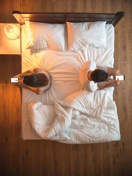 Cuplul Deține Telefoane Bed View Mai Sus — Fotografie, imagine de stoc