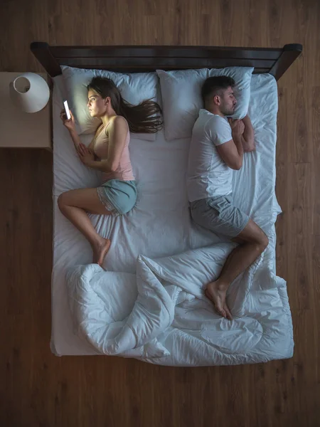 Woman Phone Lay Bed Husband View — Stock Photo, Image