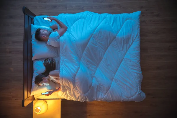 Man Vrouw Bellen Het Bed Avonds Zicht Van Bovenaf — Stockfoto