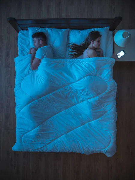 Kvinnans Telefon Sängen Nära Maken Nattetid Ovanifrån — Stockfoto