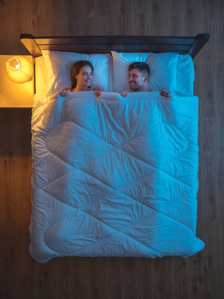 Cuplul Fericit Dormea Pat Noaptea Seară Vedere Sus — Fotografie, imagine de stoc