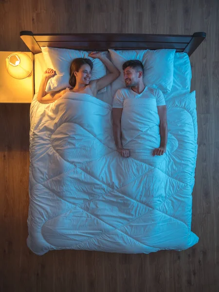 Das Lächelnde Paar Liegt Auf Dem Bett Abend Nacht Blick — Stockfoto