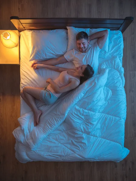 Feliz Pareja Yacía Cama Noche Noche Vista Desde Arriba — Foto de Stock