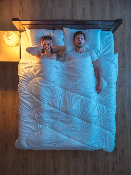 Der Mann Schnarchte Neben Der Frau Auf Dem Bett Abend — Stockfoto