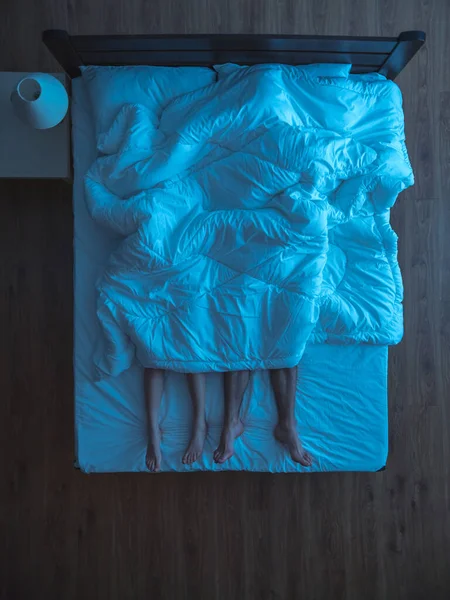 Пара Лежала Одеялом Кровати Вечернее Время Вид Сверху — стоковое фото