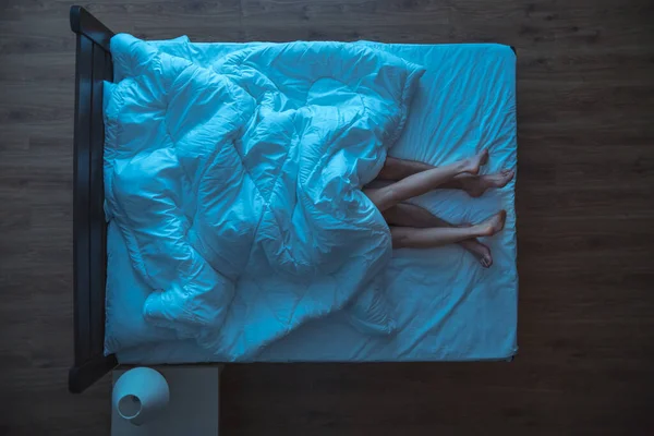 Любовники Лежали Одеялом Кровати Вечернее Время Вид Сверху — стоковое фото