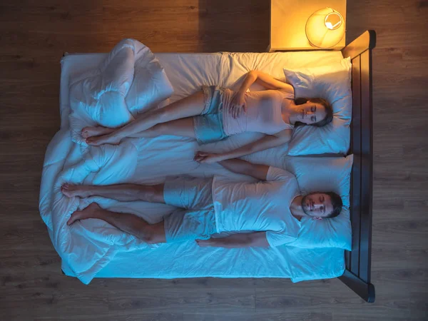 Det Lyckliga Paret Håller Händerna Sängen Kvällstid Ovanifrån — Stockfoto