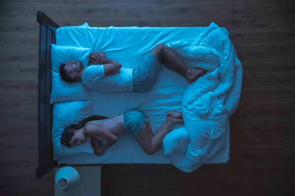 Мужчина Женщина Спят Кровати Вечернее Время Вид Сверху — стоковое фото