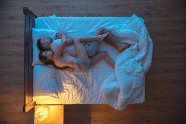 Женщина Обнимает Мужчину Кровати Вечернее Время Вид Сверху — стоковое фото