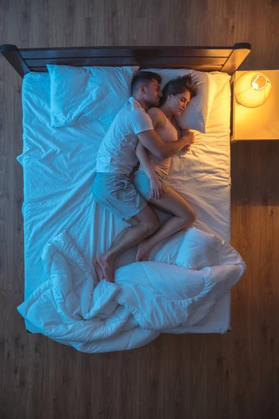 Мужчина Обнимает Женщину Кровати Вечернее Время Вид Сверху — стоковое фото