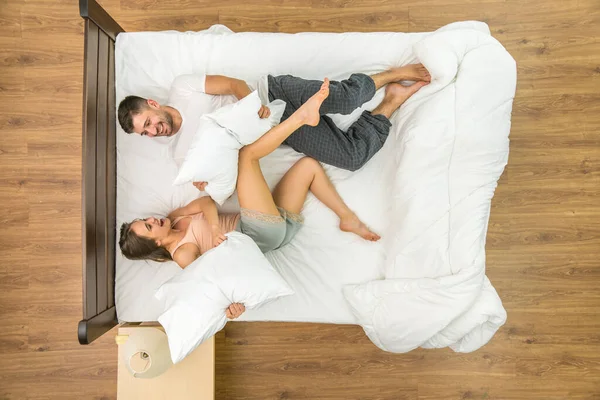 Das Paar Amüsiert Sich Auf Dem Bett Blick Von Oben — Stockfoto