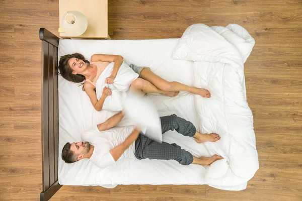 Das Paar Kämpft Mit Kissen Auf Dem Bett Blick Von — Stockfoto