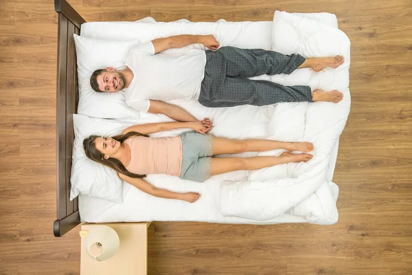 Feliz Pareja Yacía Cama Vista Desde Arriba — Foto de Stock