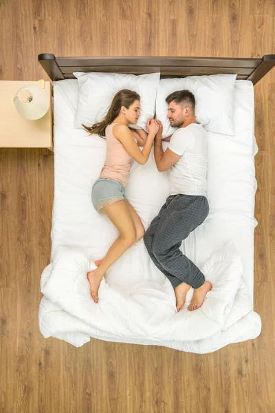 Atractiva Pareja Durmiendo Cama Vista Desde Arriba — Foto de Stock