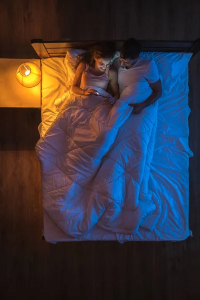 Das Glückliche Paar Mit Dem Handy Lag Auf Einem Bett — Stockfoto