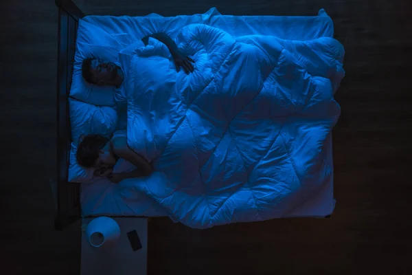 Ζευγάρι Που Κοιμάται Στο Κρεβάτι Βραδινή Νύχτα Άποψη Από Ψηλά — Φωτογραφία Αρχείου