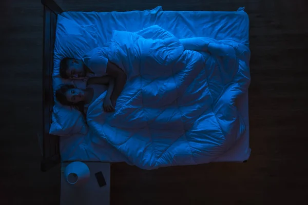 Ζευγάρι Που Κοιμάται Στο Κρεβάτι Βραδινή Νύχτα Άποψη Από Ψηλά — Φωτογραφία Αρχείου