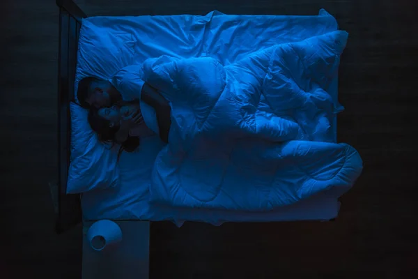 Kobieta Mężczyzna Śpiący Łóżku Wieczorna Noc Widok Góry — Zdjęcie stockowe