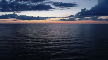 Su yüzeyinin üstündeki uçuş. Kuadrokopter görüntüsü