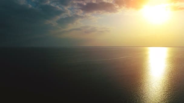 明るい太陽の背景に海の上の飛行 四分儀で撃たれた — ストック動画